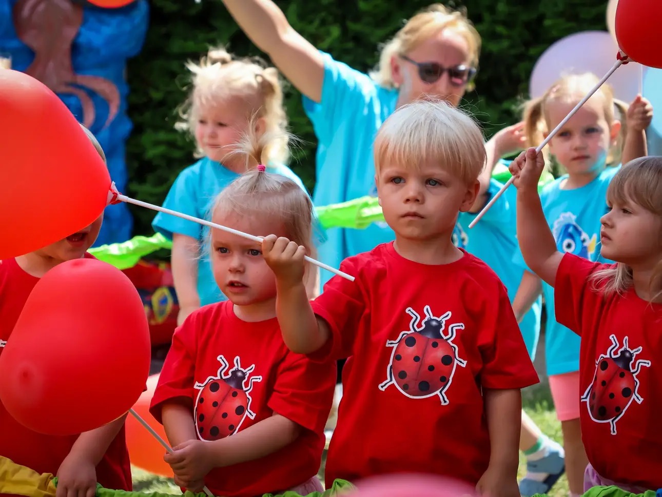 Grupka dzieci w&nbsp;czerwonych koszulkach.