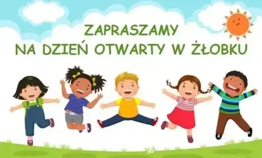 Grupa dzieci w kolorowych ubraniach stoi na zielonej trawie z rękoma uniesionymi ku górze.