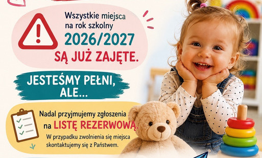 Plakat przedstawia uśmiechnięta dziewczynkę z misiem. W tle kolorowe napisy.